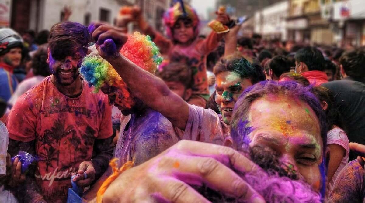Luz y color llenan las calles en Carnavales