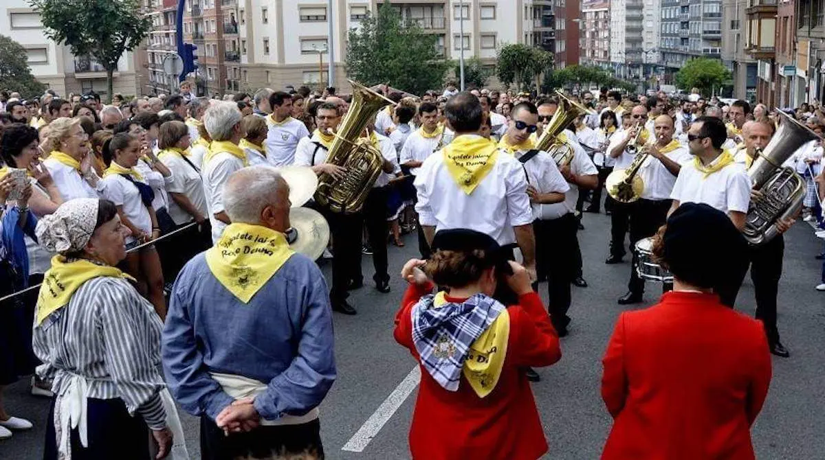 Ambiente festivo en prefiestas de Portugalete