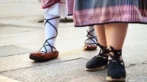 dos-personas-que-llevan-alpargatas-y-albarcas-o-abarcas-o-abarkas-vascas-calzado-tradicional-vasco