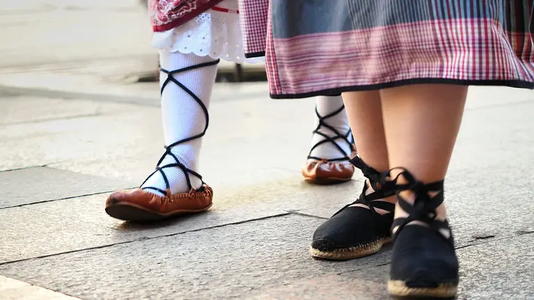 dos-personas-que-llevan-alpargatas-y-albarcas-o-abarcas-o-abarkas-vascas-calzado-tradicional-vasco